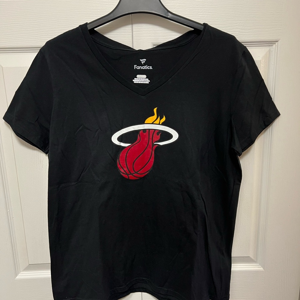 Fanatics Women’s Official Miami Heat NBA Primary Logo V-Neck T-Shirt | Size XL